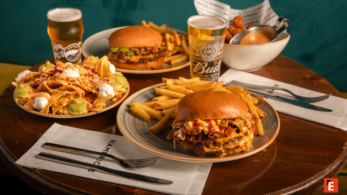 hamburger, nachos, patatine e birre artigianali