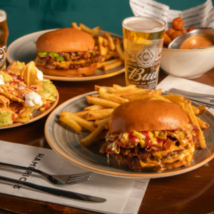 hamburger, nachos, patatine e birre artigianali