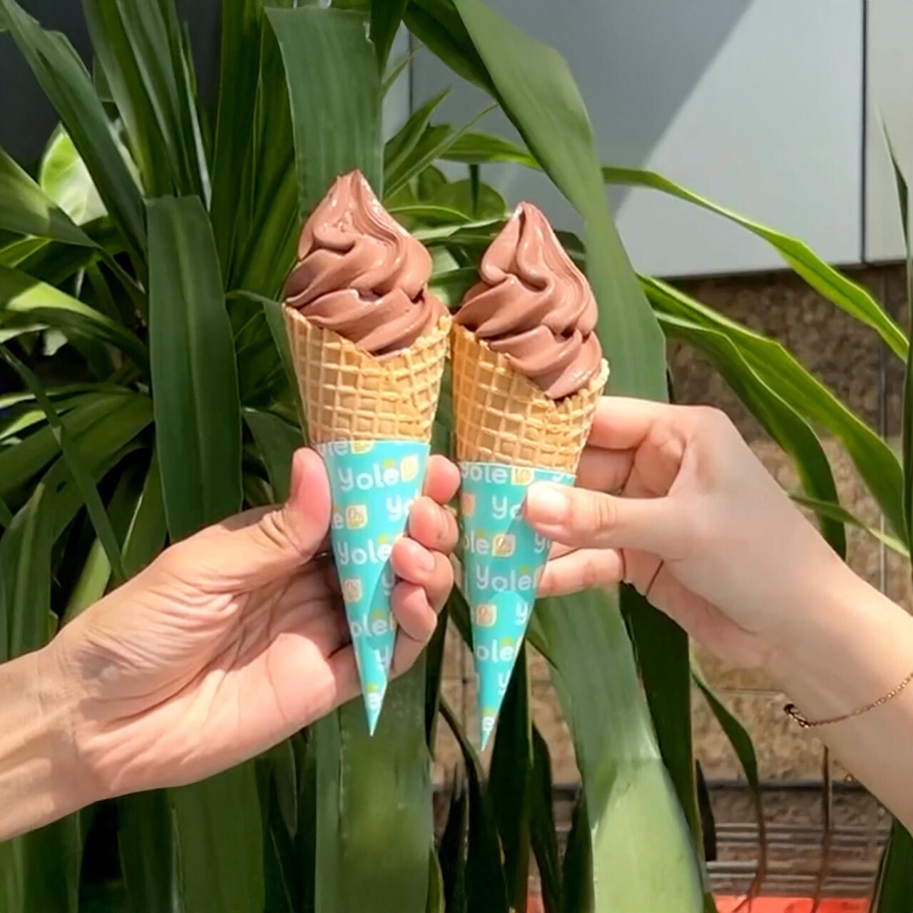 dos conos de helado de chocolate cremoso