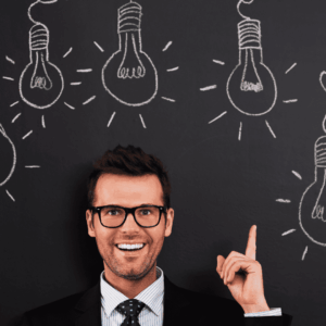 empresario señalando ideas en pizarra de innovación