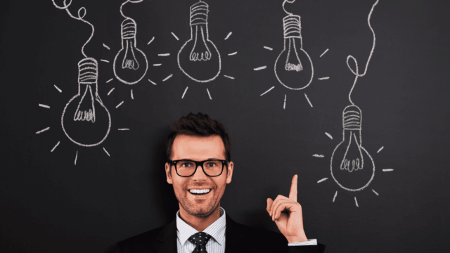 empresario señalando ideas en pizarra de innovación
