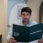 hombre leyendo folleto de renovación little worker