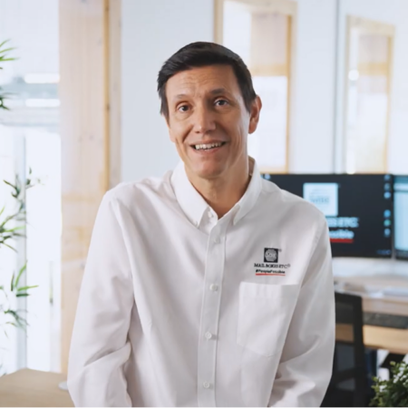 empleado sonriente en oficina moderna de pequeña empresa