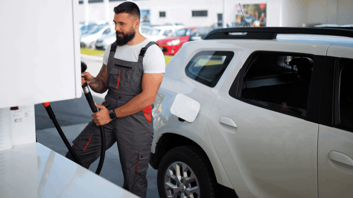 hombre repostando suv blanco en gasolinera moderna