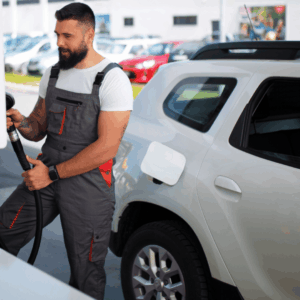 hombre repostando suv blanco en gasolinera moderna