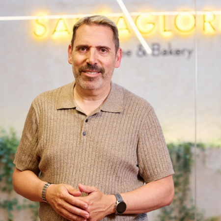 retrato de hombre sonriente en café moderno