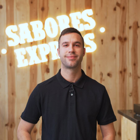 barista de sabores express en cafetería acogedora