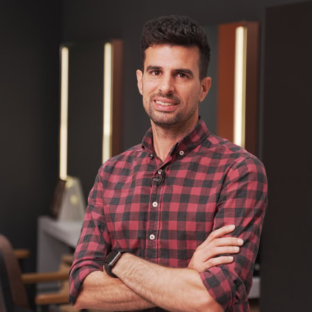 retrato de barbero en barbería moderna