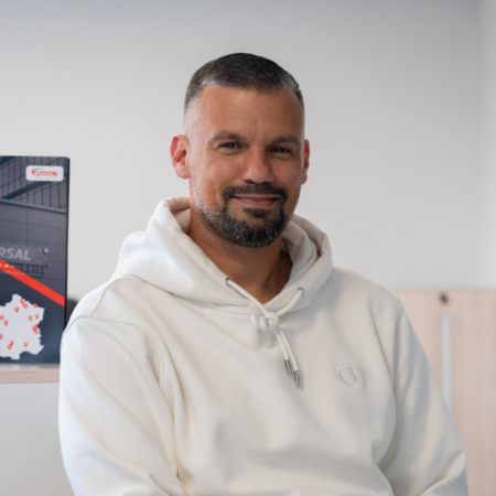 portrait dun professionnel en sweat à capuche au bureau