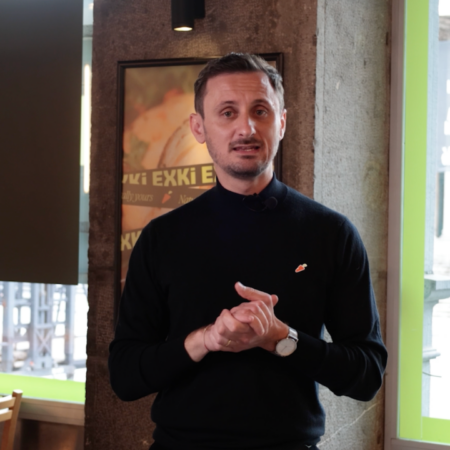 portrait vidéo dun homme en café exki