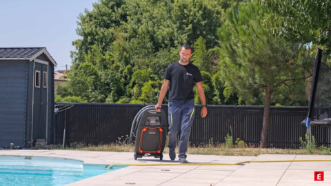 entretien de piscine avec machine de nettoyage
