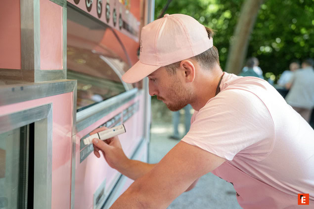 paiement au kiosque rose par jeune homme