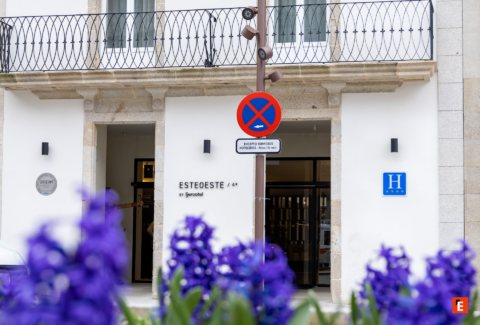 entrada del hotel sercotel 4 estrellas con flores moradas
