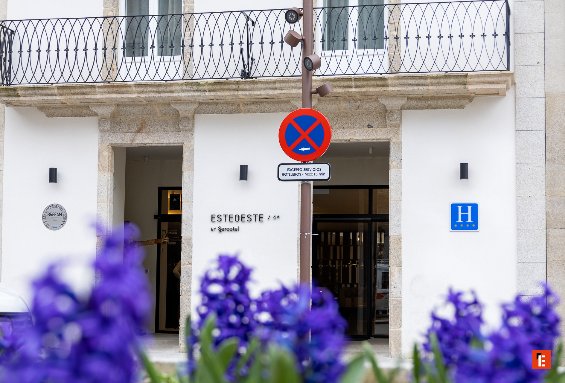 entrada del hotel sercotel 4 estrellas con flores moradas