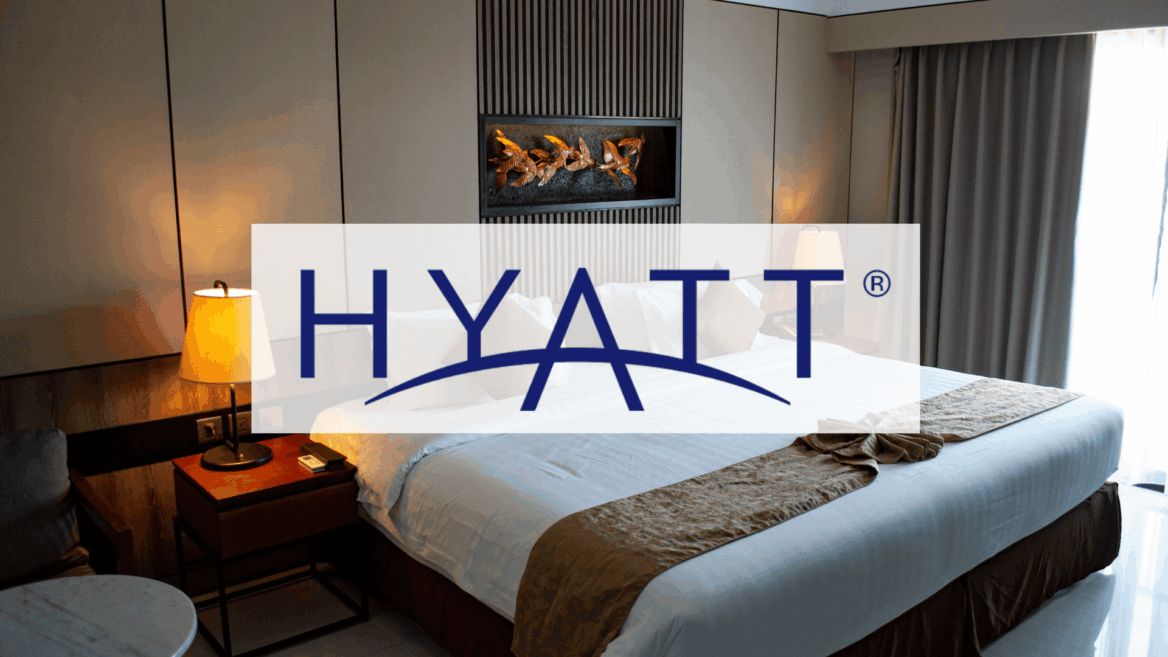 camera hyatt moderna con letto matrimoniale accogliente
