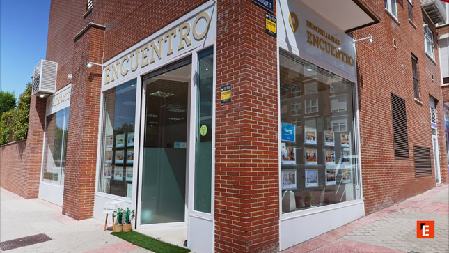fachada de inmobiliaria encuentro en esquina