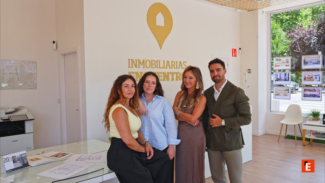 equipo de agencia inmobiliaria en oficina moderna