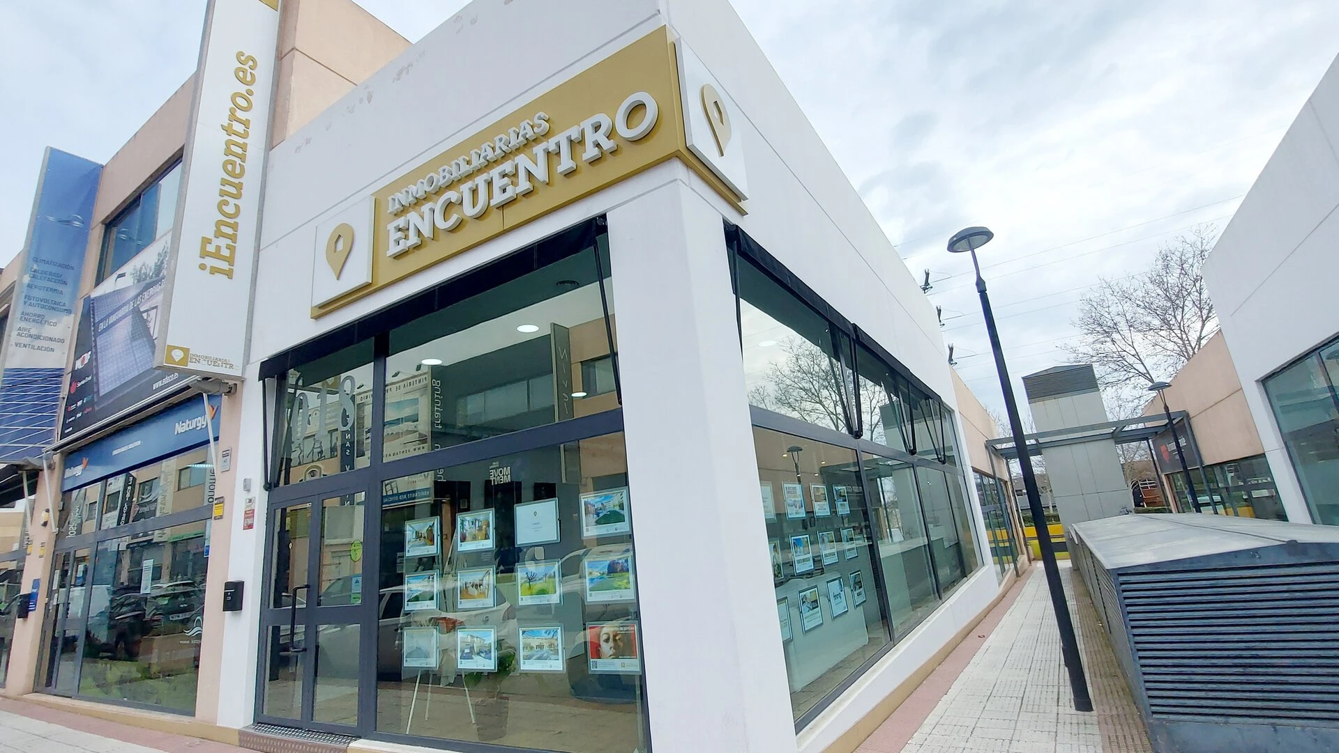 agencia inmobiliaria encuentro en esquina moderna