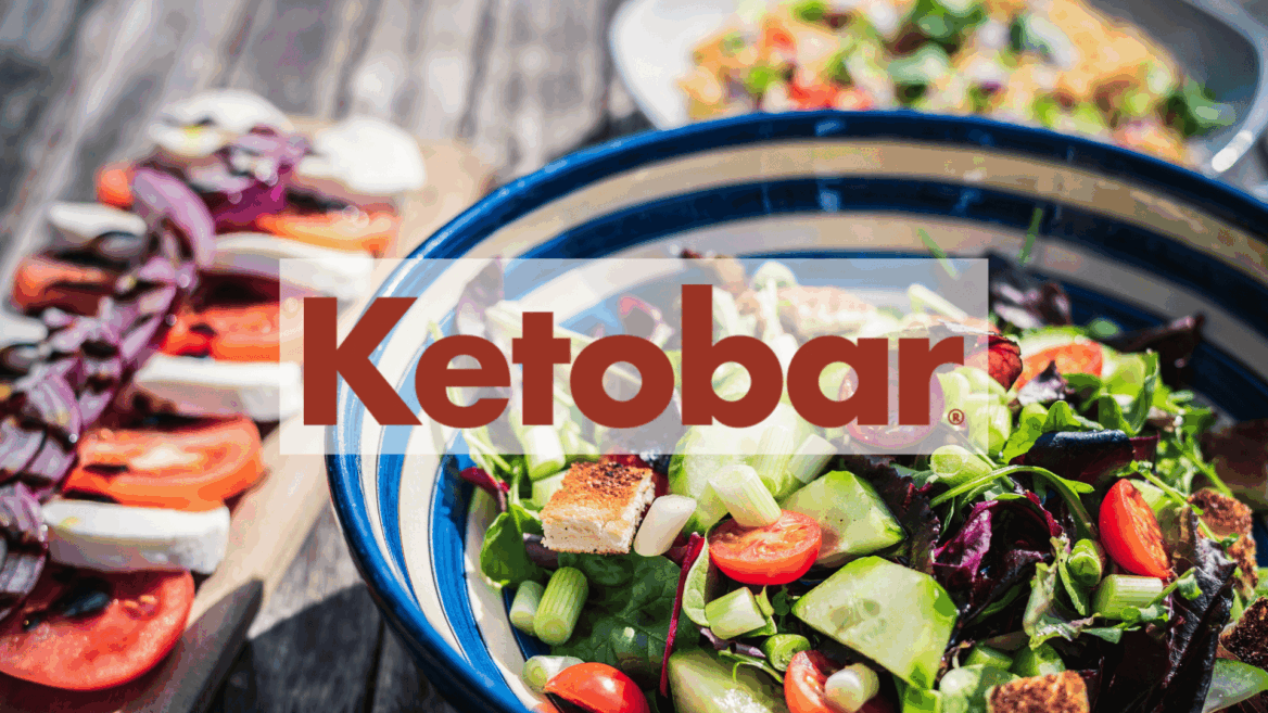 insalata fresca ketobar con pomodori e cetrioli