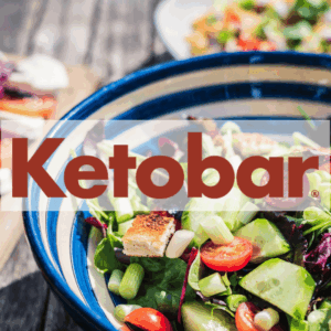 insalata fresca ketobar con pomodori e cetrioli