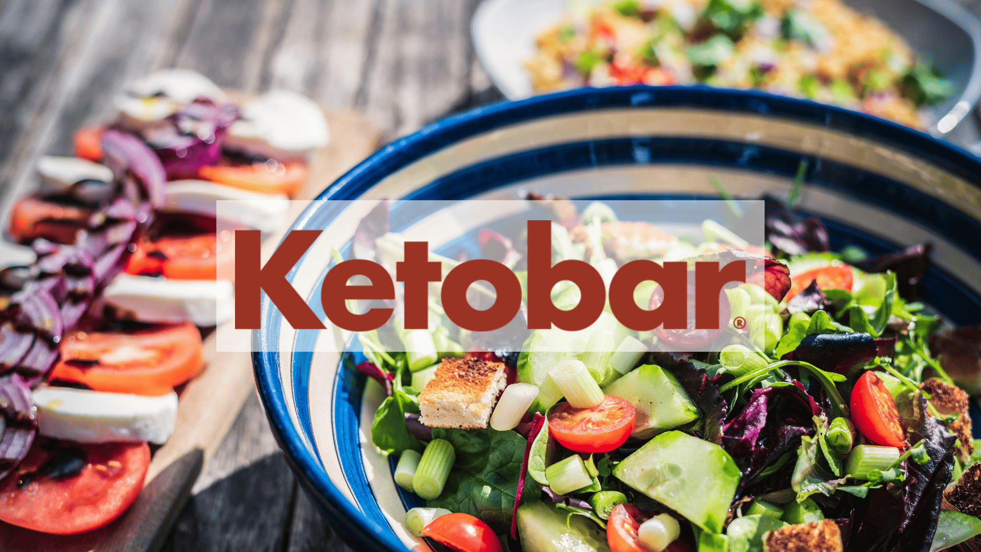 insalata fresca ketobar con pomodori e cetrioli