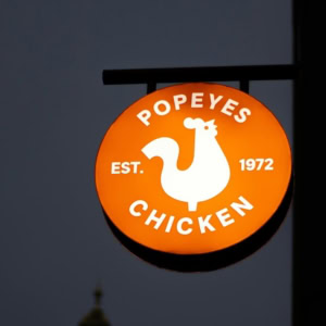 insegna luminosa popeyes arancione di notte