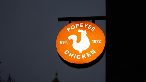 insegna luminosa popeyes arancione di notte