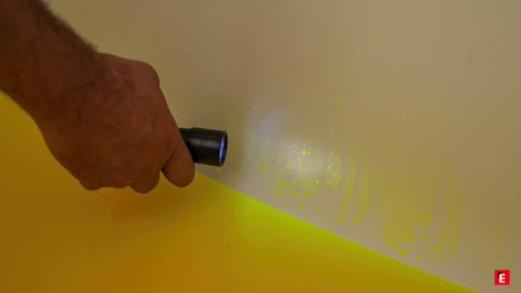 inspection murale à la lampe torche