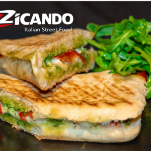 gegrilltes panini mit pesto, rucola und tomaten