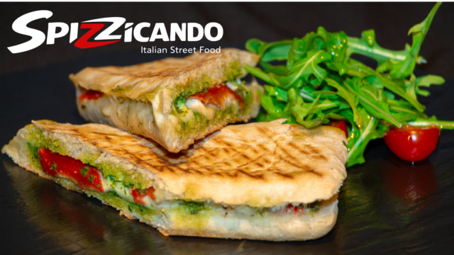 gegrilltes panini mit pesto, rucola und tomaten
