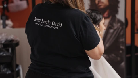 jean louis david estilista cortando cabello en salón