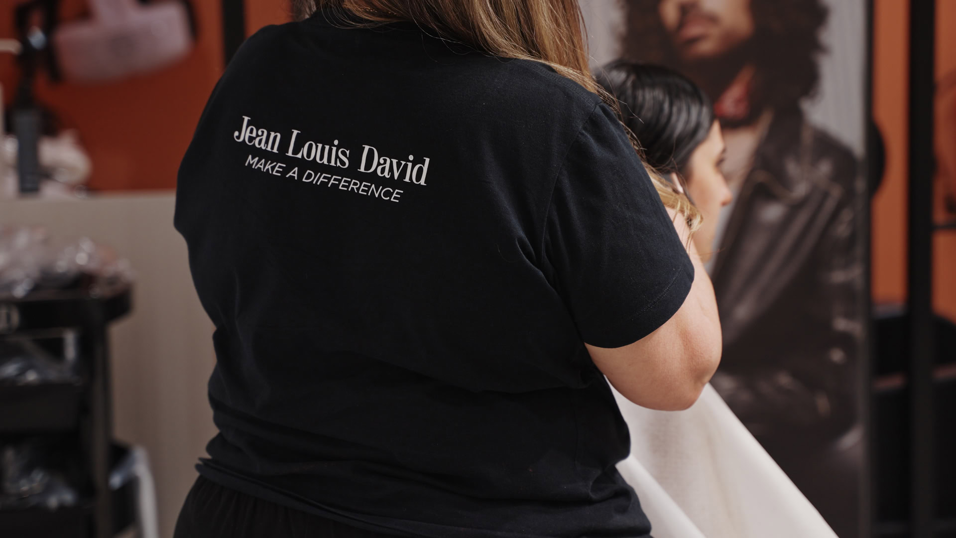 jean louis david estilista cortando cabello en salón