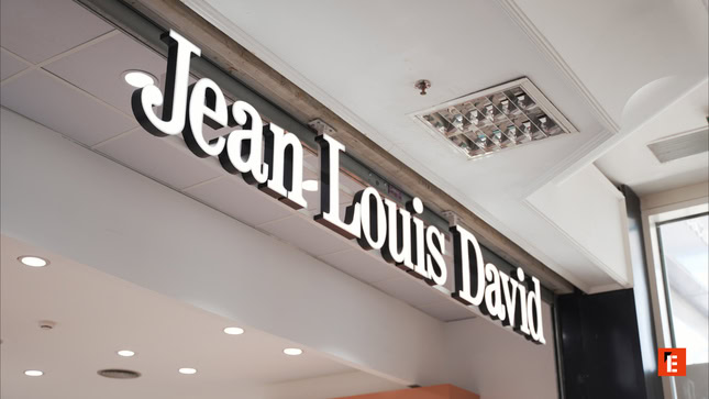 letrero iluminado jean louis david en centro comercial