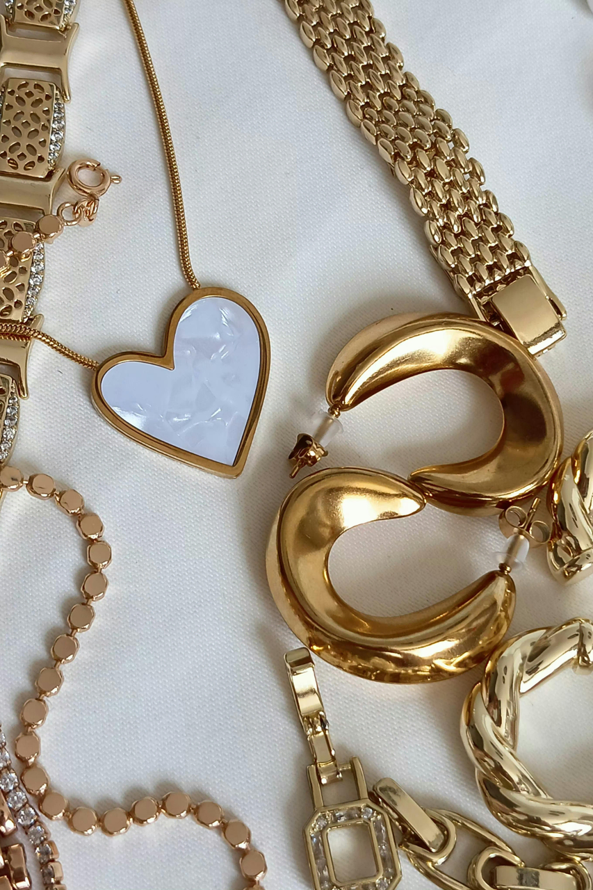 joyas de oro: colgante corazón, pendientes y pulsera