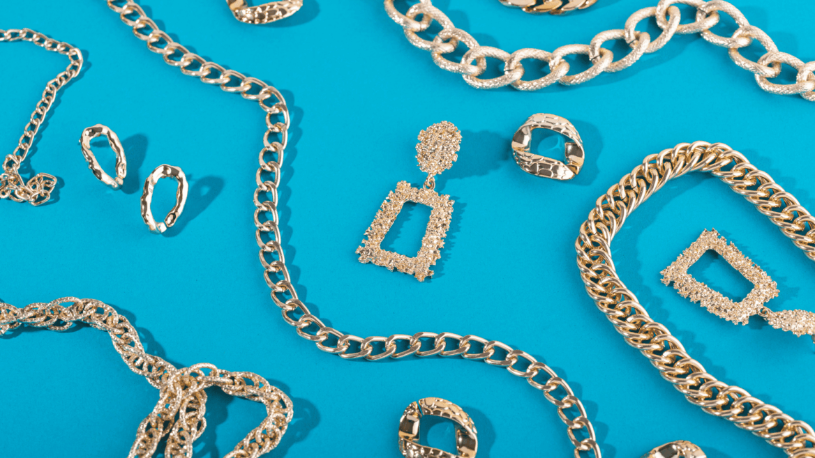 joyas de oro: cadenas, aros y colgantes sobre turquesa