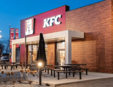 kfc iluminado: fachada y terraza moderna