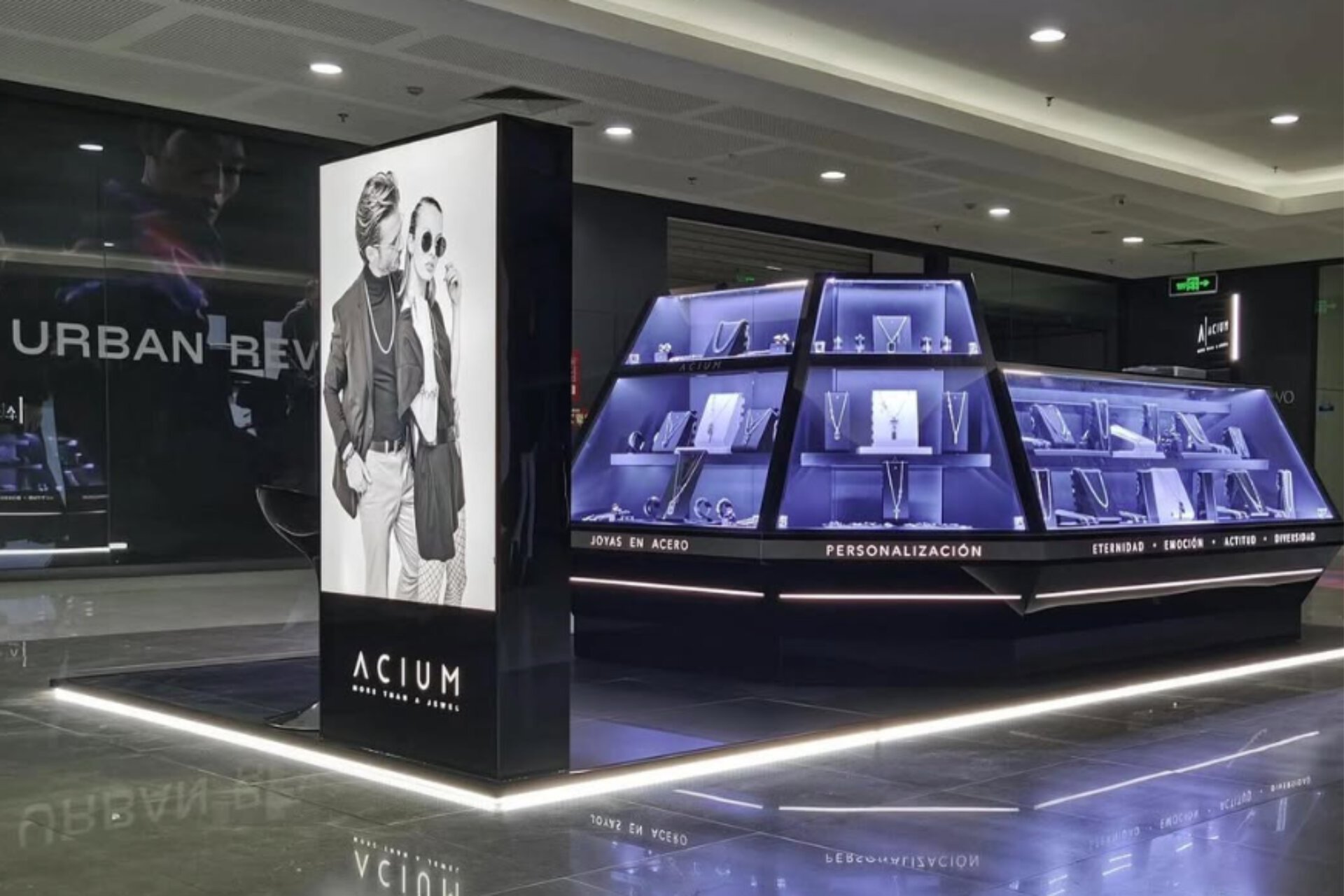 kiosco de joyas en acero con luz púrpura