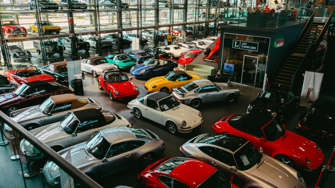 showroom für klassische sportwagen und oldtimer