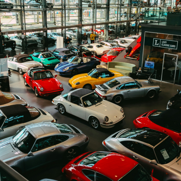 showroom für klassische sportwagen und oldtimer