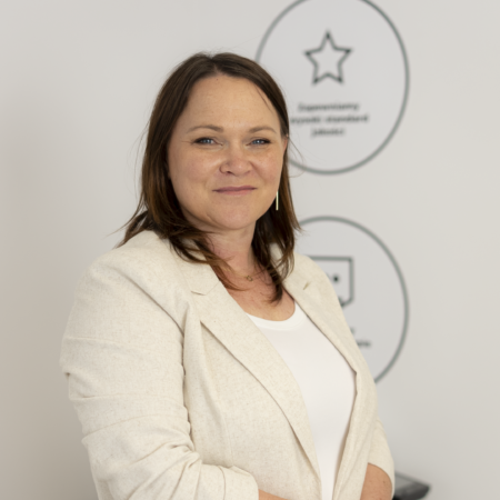 portret biznesowy kobiety w jasnym Żakiecie