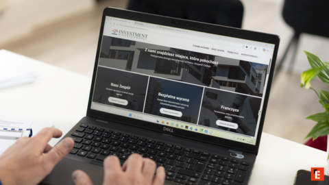 praca na laptopie ze stroną nieruchomości