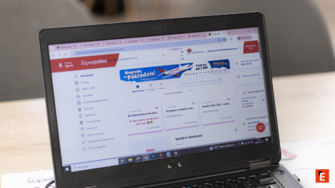 laptop z portalem intranetowym superpolisa na biurku