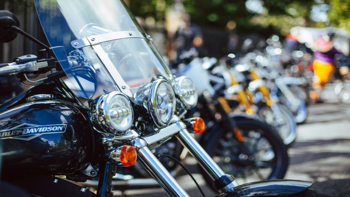 rangée de motos harley davidson brillantes