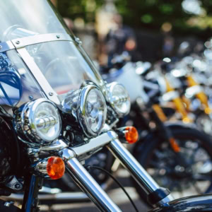rangée de motos harley davidson brillantes
