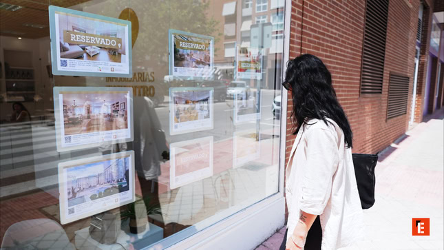 persona consulta listados inmobiliarios con reservado