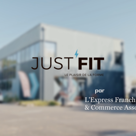 logo just fit sur façade de salle de sport