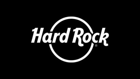 logotipo hard rock blanco con círculo interrumpido