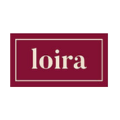 logotipo loira serif blanco sobre fondo burdeos