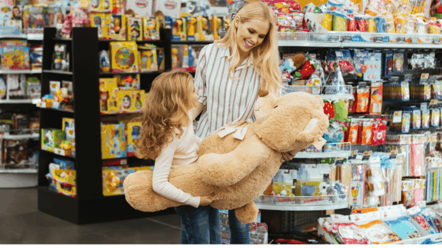 madre e hija con oso de peluche gigante en tienda