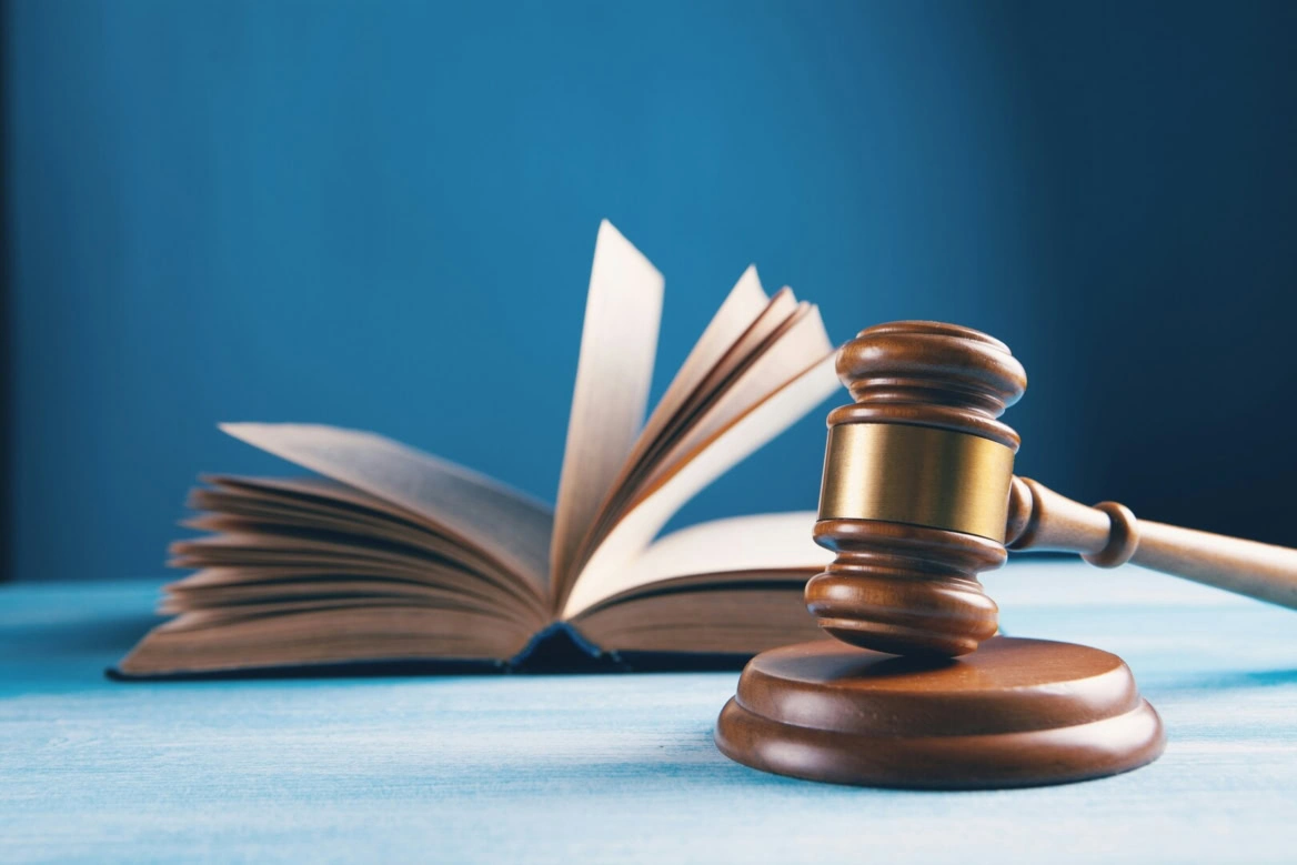 maillet de juge sur livre ouvert — justice